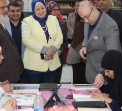 محافظ بني سويف يستمع لقصيدة لطالبة عن حب الوطن والجيش بمدرسة السيدة عائشة