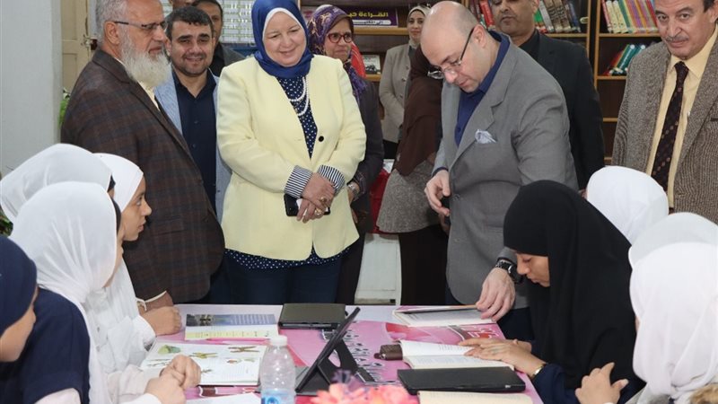 محافظ بني سويف يستمع لقصيدة لطالبة عن حب الوطن والجيش بمدرسة السيدة عائشة