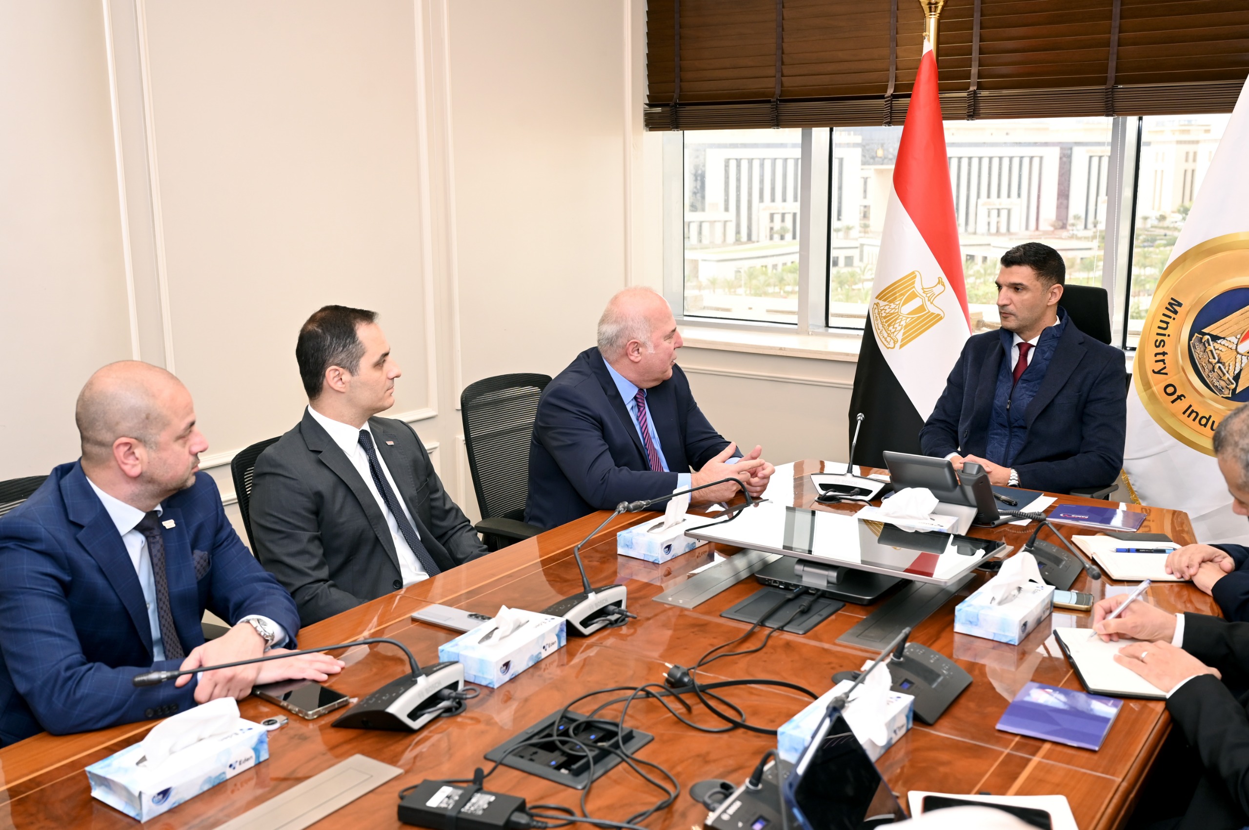وزير الصناعة يبحث مع شركة بولاريس للتطوير الصناعي خطط التوسع بالمناطق الصناعية وجذب استثمارات جديدة