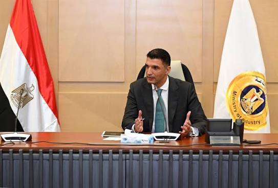 وزير الصناعة يجتمع بمصنعي السيراميك والبورسلين لبحث تحديات القطاع وسبل حلها
