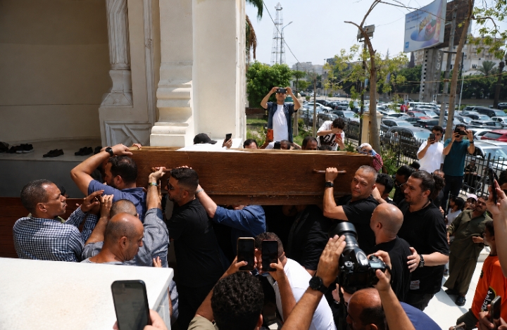 انهيار نجل محمد التاجي في جنازة والده وسط حضور النجوم