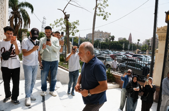 انهيار نجل محمد التاجي في جنازة والده وسط حضور النجوم
