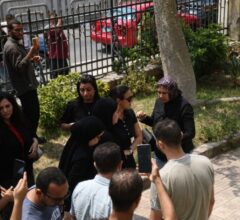 انهيار نجل محمد التاجي في جنازة والده وسط حضور النجوم