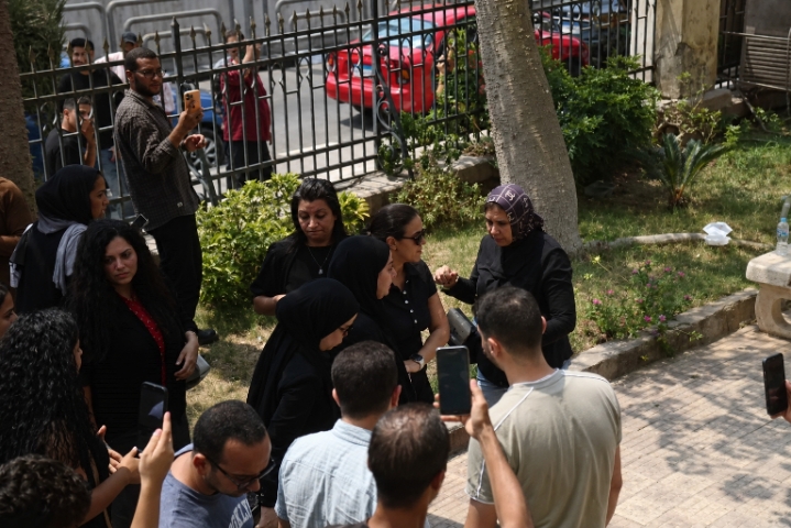 انهيار نجل محمد التاجي في جنازة والده وسط حضور النجوم