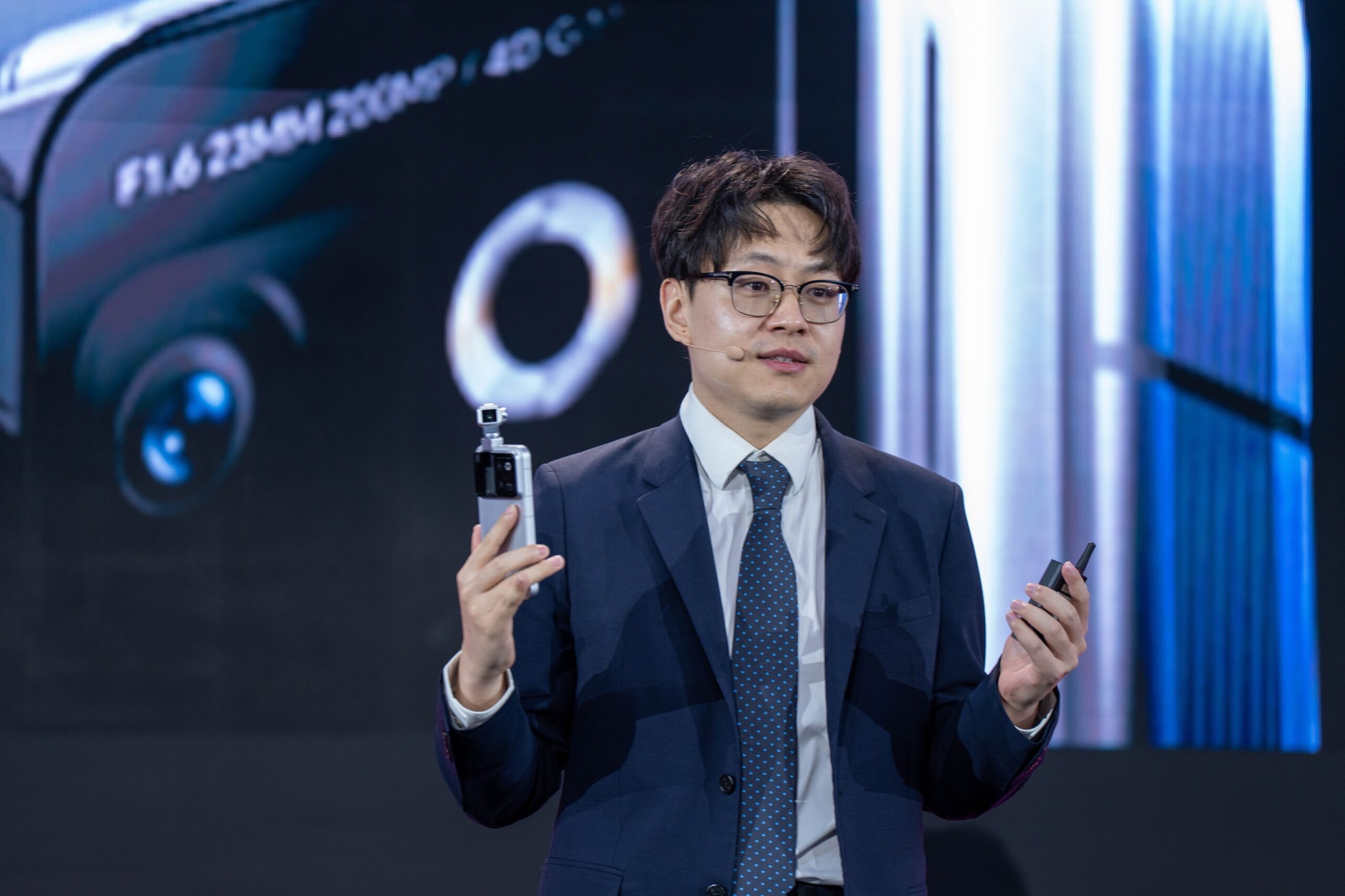 7060 مللي أمبير و200 ميجابكسل.. HONOR تطلق Robot Phone