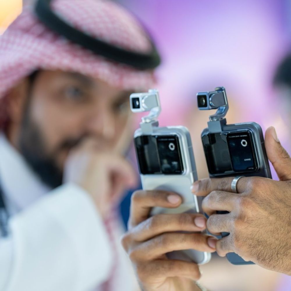 7060 مللي أمبير و200 ميجابكسل.. HONOR تطلق Robot Phone