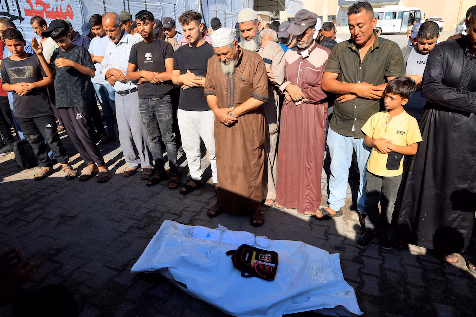 انهيار مبنى من 7 طوابق في غزة يقتل 20 ويحاصر 100