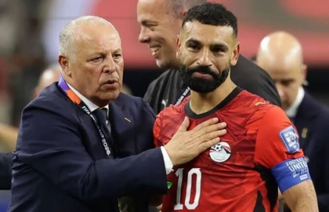 هاني أبو ريدة يسعى لحل أزمة محمد صلاح وحسام حسن