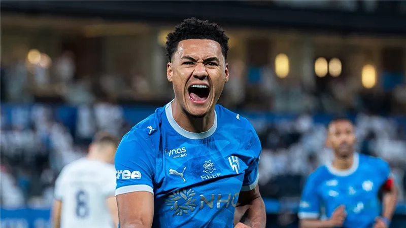 الهلال يهزم الفتح بثنائية ويعتلي صدارة الدوري السعودي